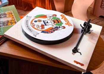N&rsquo;est-elle pas mignonne cette REGA P1+ rebadgée ORANGE O Turntable ?