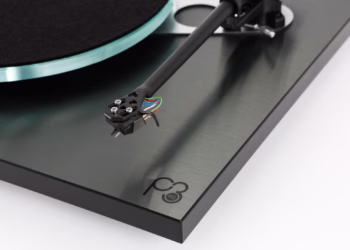 REGA P3 RS : son socle en aluminium lui va si bien
